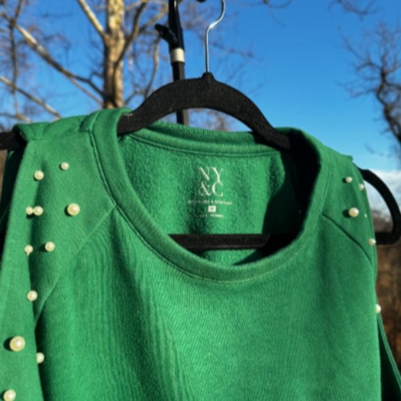 NY&C medium pull over sweater with cut out shoulders and pearl details - Picture 2 of 3